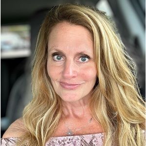 Meet your Posher, Enika